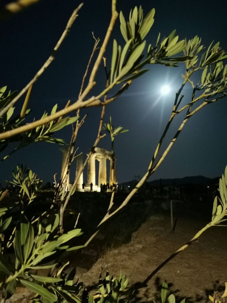 Antiker Tempel in Korinth bei Vollmond, eingerahmt von Zweigen