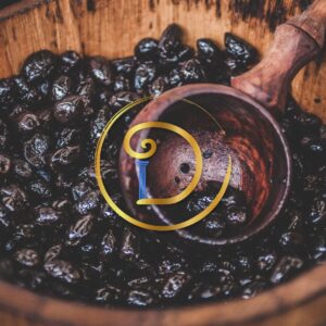 Schwarze Oliven im Holzfass – Dimitra
